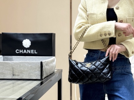 4006-Chanel Classic Black Quilted Chain Bag | Timeless Elegance and Versatile Style