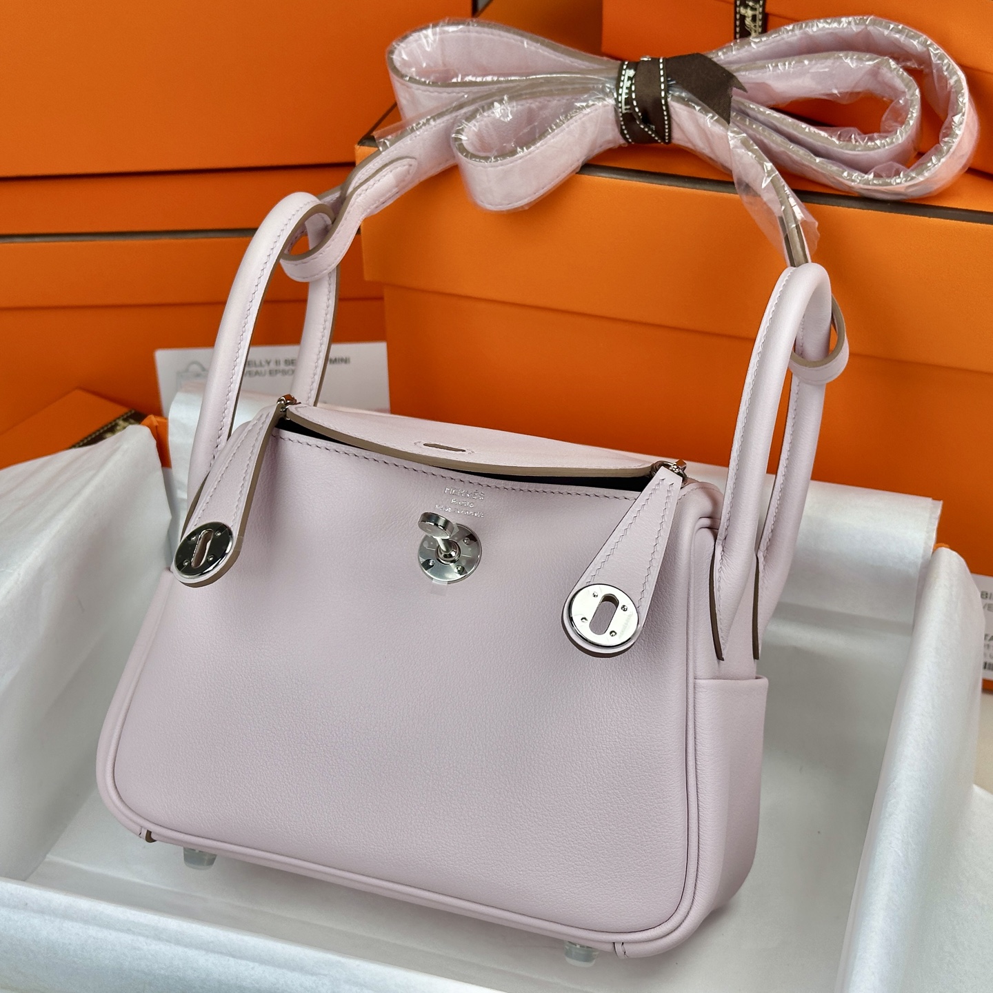 6041-Hermès Lindy Bag | Soft Pink Leather with Signature Gold Hardware