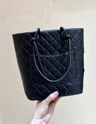 4013-Chanel Black Quilted Bucket Bag | Casual Elegance with Signature Flair