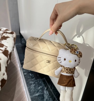 4010-Chanel Beige Quilted Leather Bag | Soft Elegance with Iconic Touches