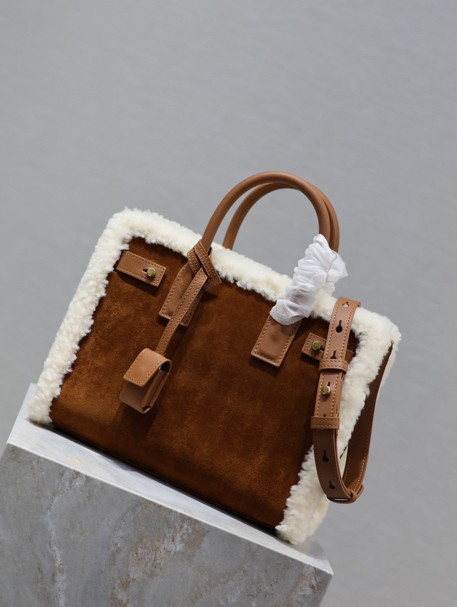 7064-Elegant Suede & Shearling Shoulder Bag | Understated Winter Chic