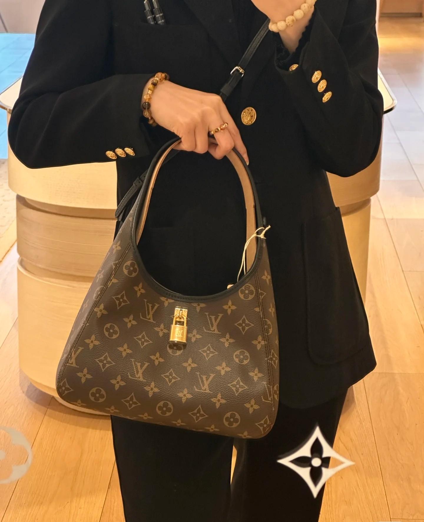 1254-Louis Vuitton Monogram Half-Moon Shoulder Bag | Vintage Elegance Meets Modern Utility