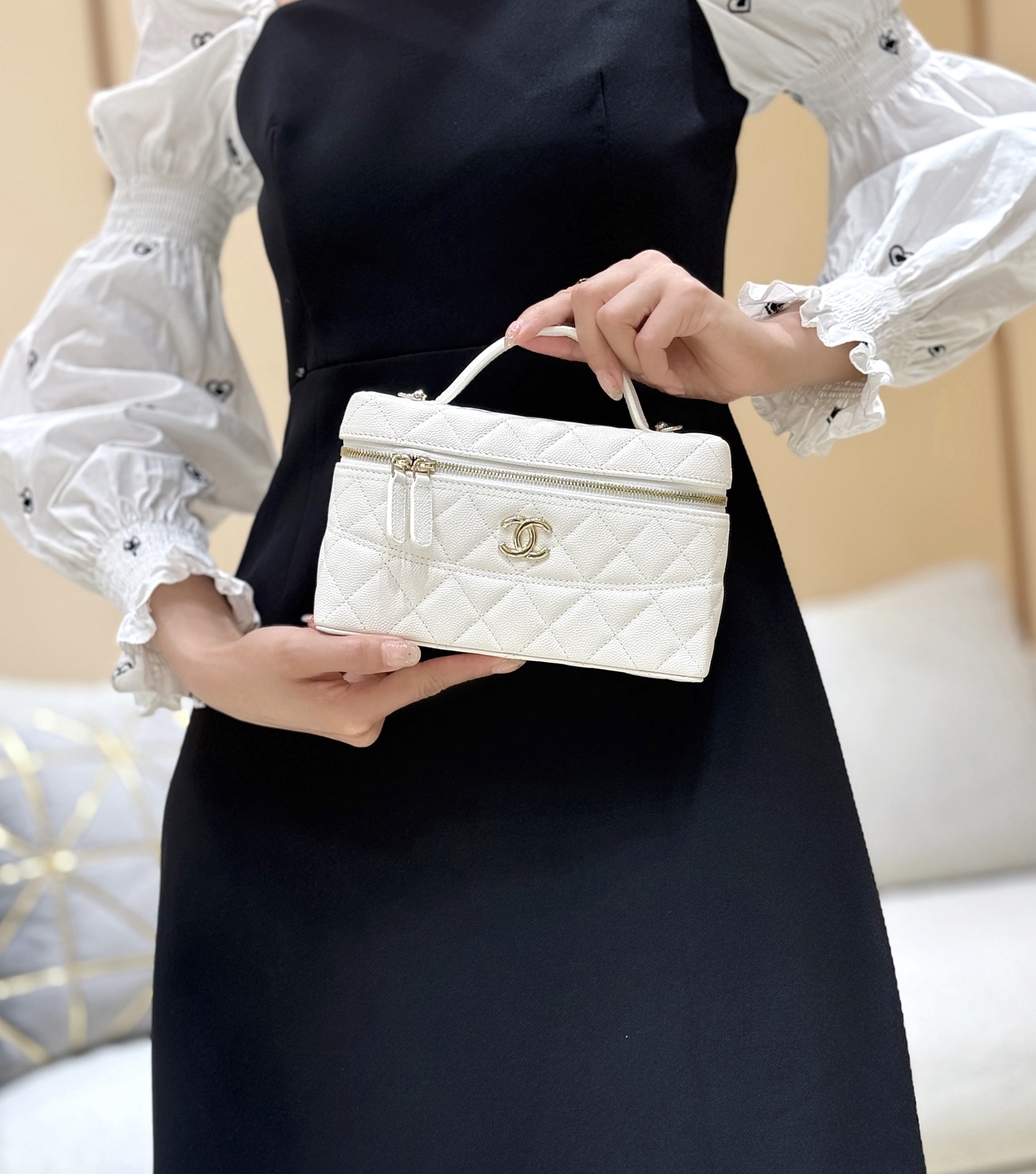 4018-Chanel White Caviar Leather Top Handle Bag | Modern Elegance with Iconic Detailing