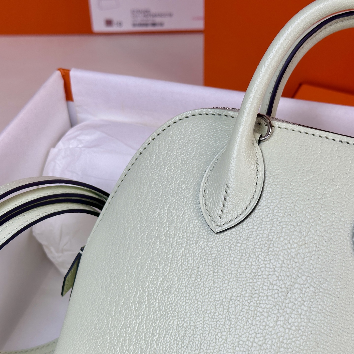 6055-Hermès Soft Green Leather Handbag | Graceful Elegance Meets Everyday Versatility