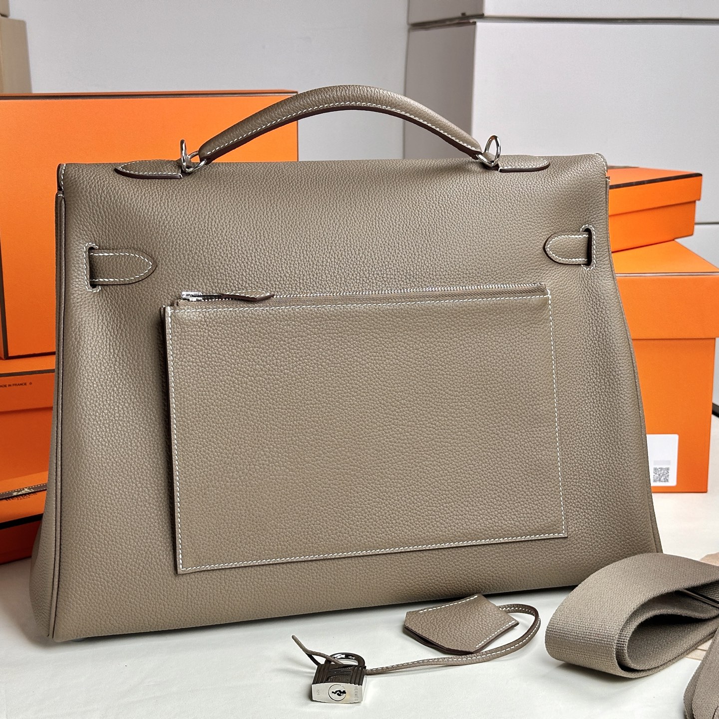 6045-Hermès Kelly Bag in Light Grey | Timeless Sophistication & Iconic Elegance