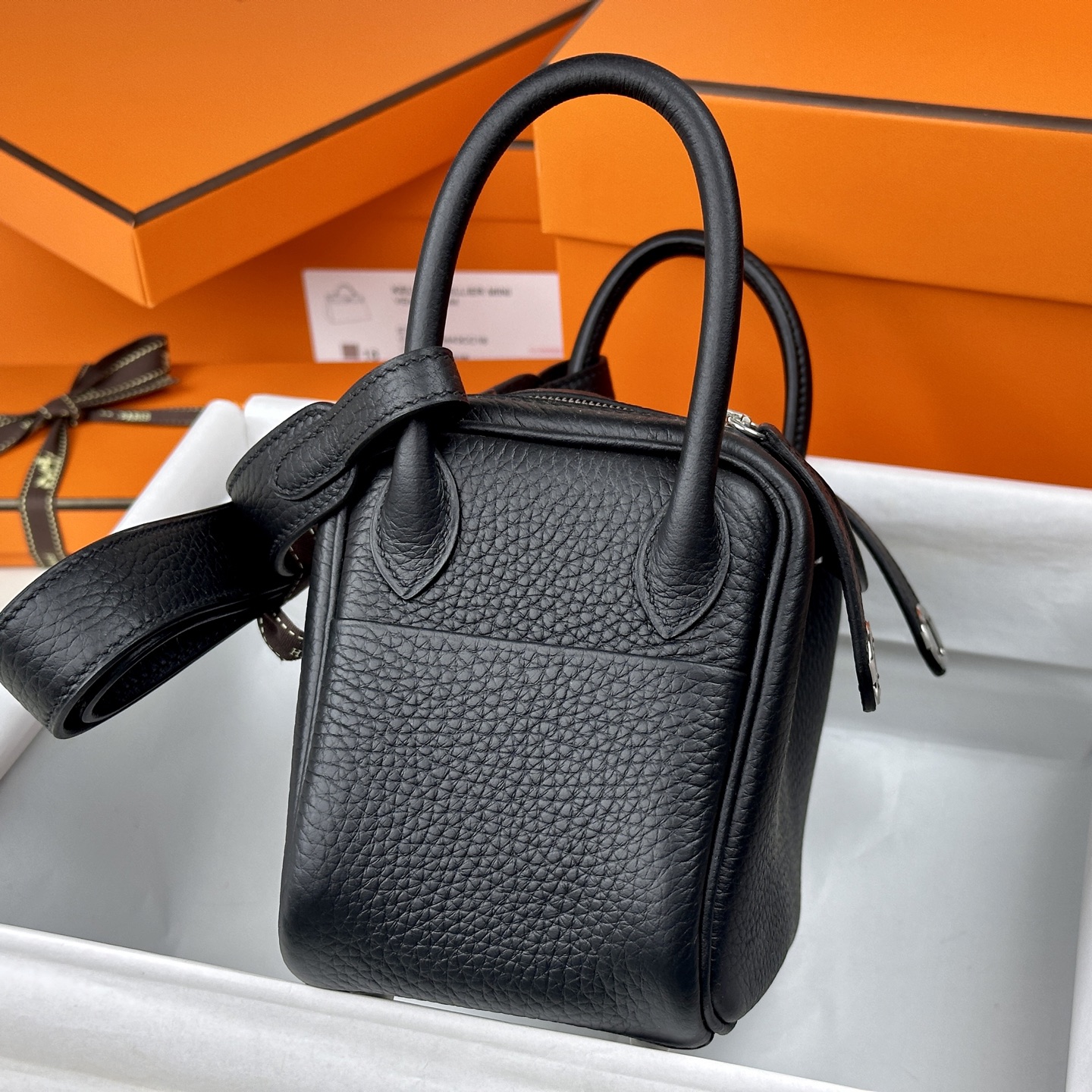 6062-Hermès Lindy Bag in Black | Timeless Elegance Meets Effortless Function