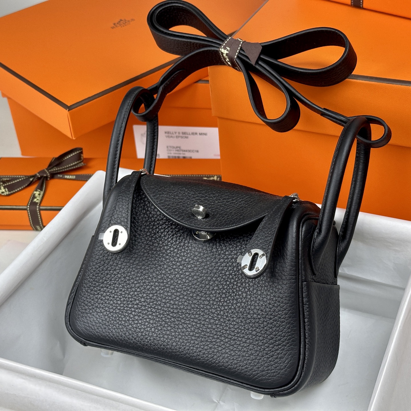 6062-Hermès Lindy Bag in Black | Timeless Elegance Meets Effortless Function