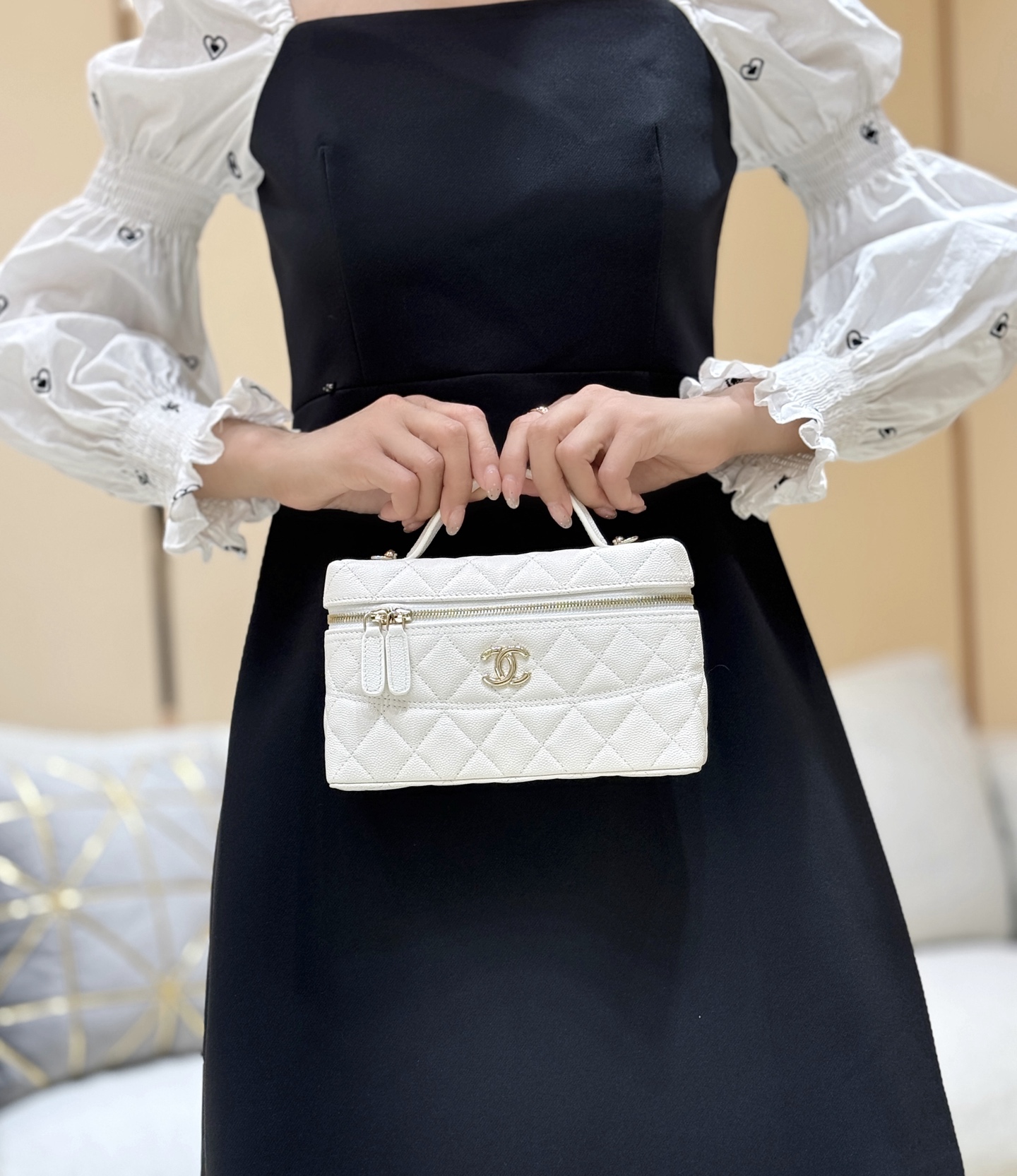 4018-Chanel White Caviar Leather Top Handle Bag | Modern Elegance with Iconic Detailing