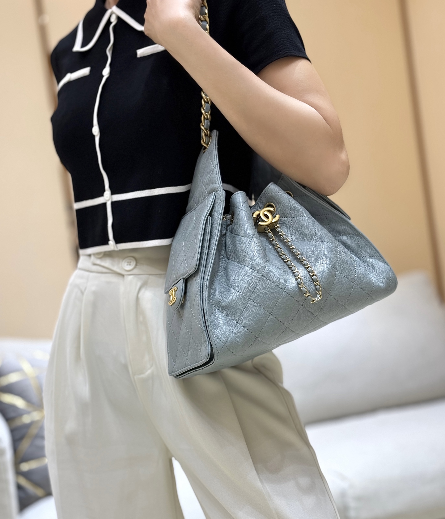 4020-Chanel Light Grey Quilted Leather Drawstring Bag | Subtle Elegance with Iconic Charm