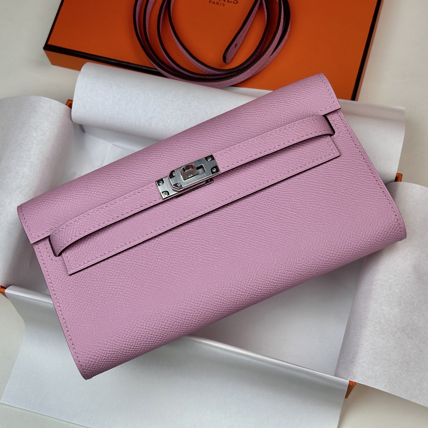 6051-Hermès Kelly Wallet in Soft Pink | Elegance in Every Detail