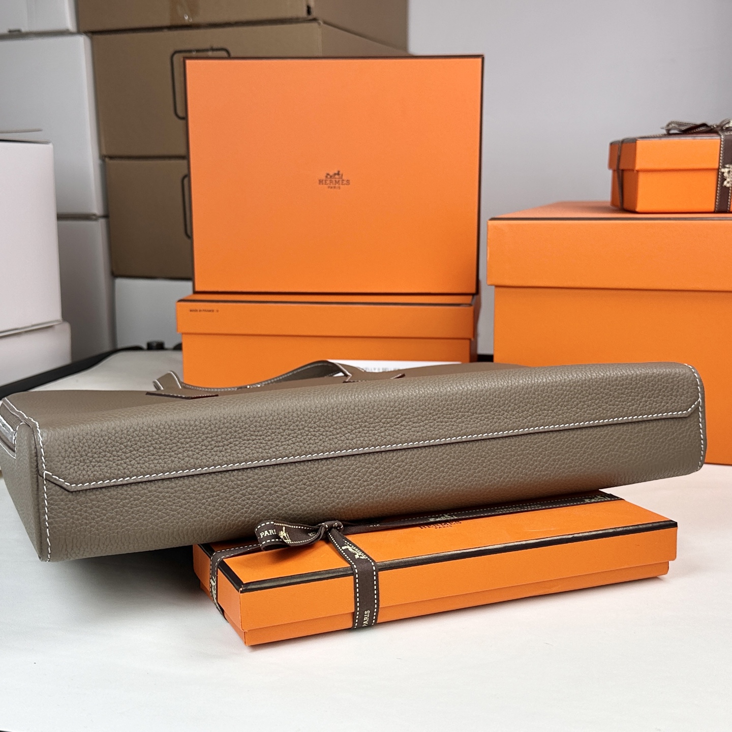 6048-Hermès Classic Leather Tote in Taupe | Timeless Elegance Meets Business Function