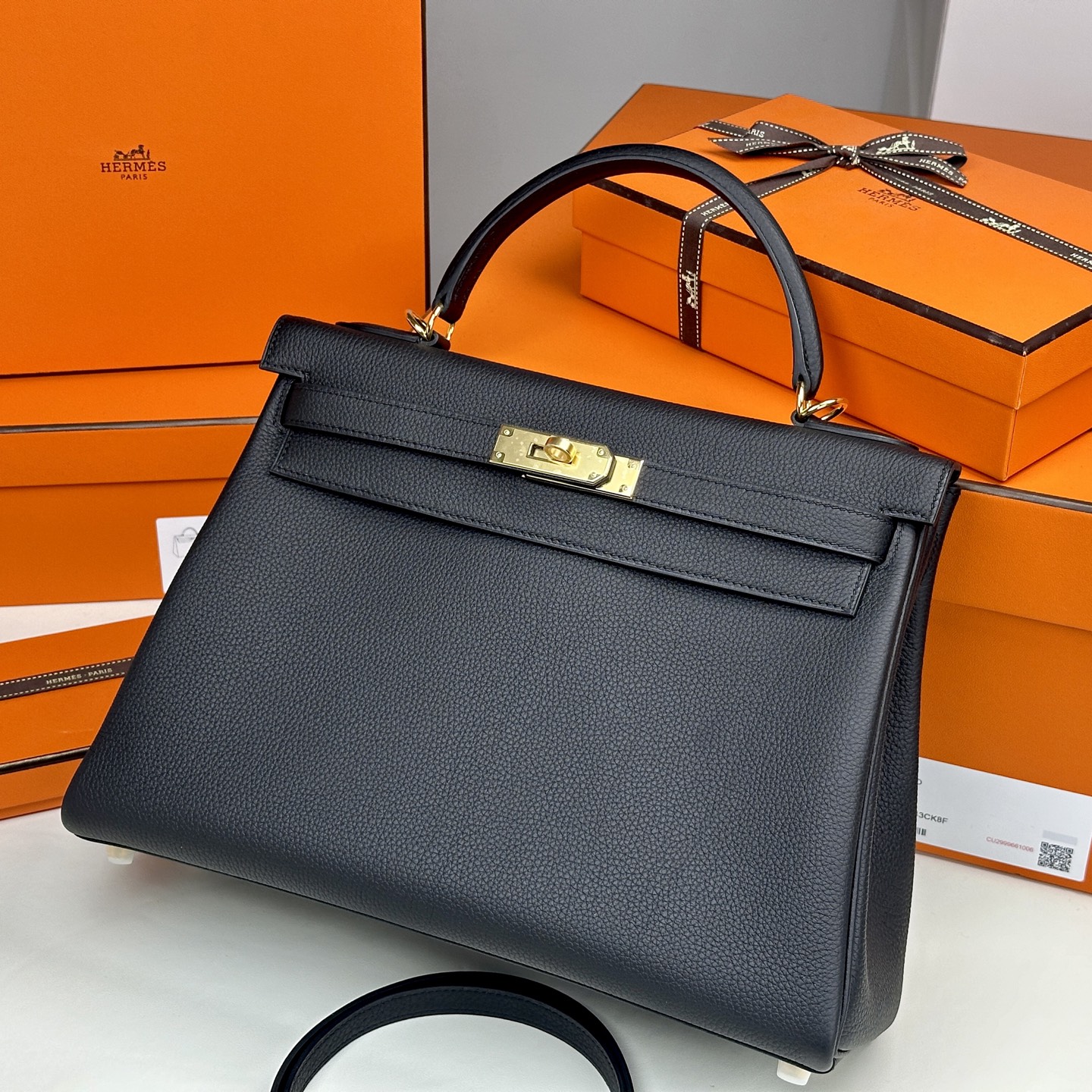 6052-Hermès Kelly Bag in Black | The Icon of Timeless Elegance