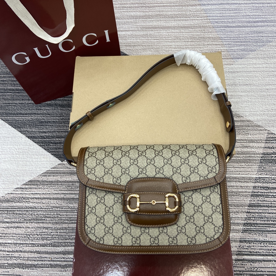 3046-Gucci GG Supreme Messenger Bag | Classic Elegance with Everyday Ease