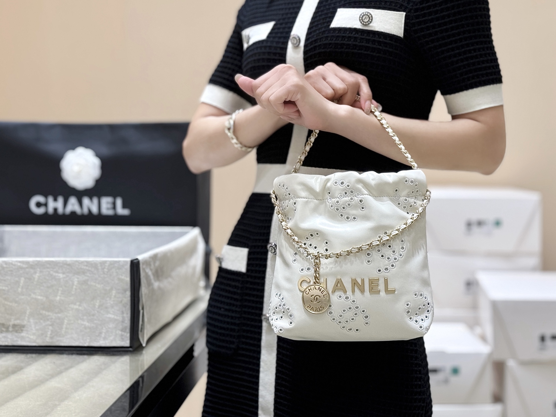 4025-Chanel White Perforated Leather Shoulder Bag | Delicate Romance with a Luxurious Edge