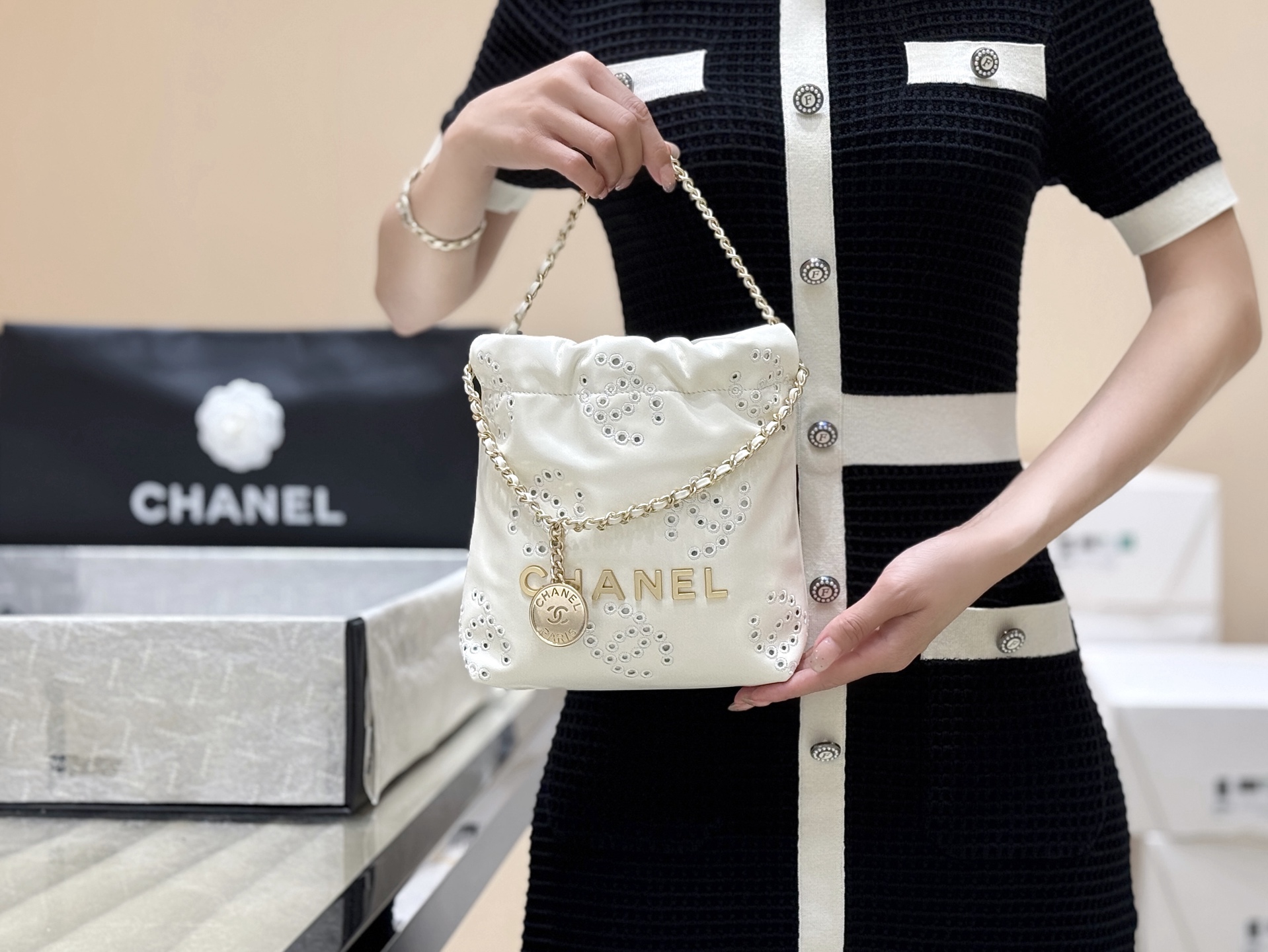4025-Chanel White Perforated Leather Shoulder Bag | Delicate Romance with a Luxurious Edge