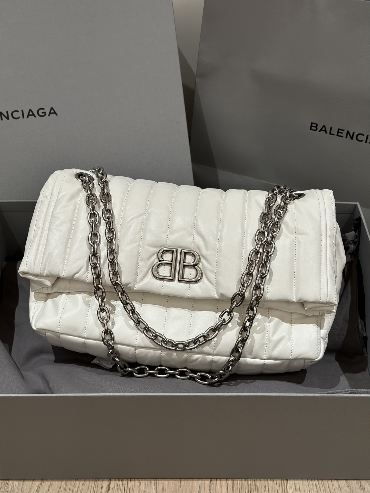 8039-Balenciaga White Quilted Chain Bag | Cloud-Like Texture Meets Modern Luxury