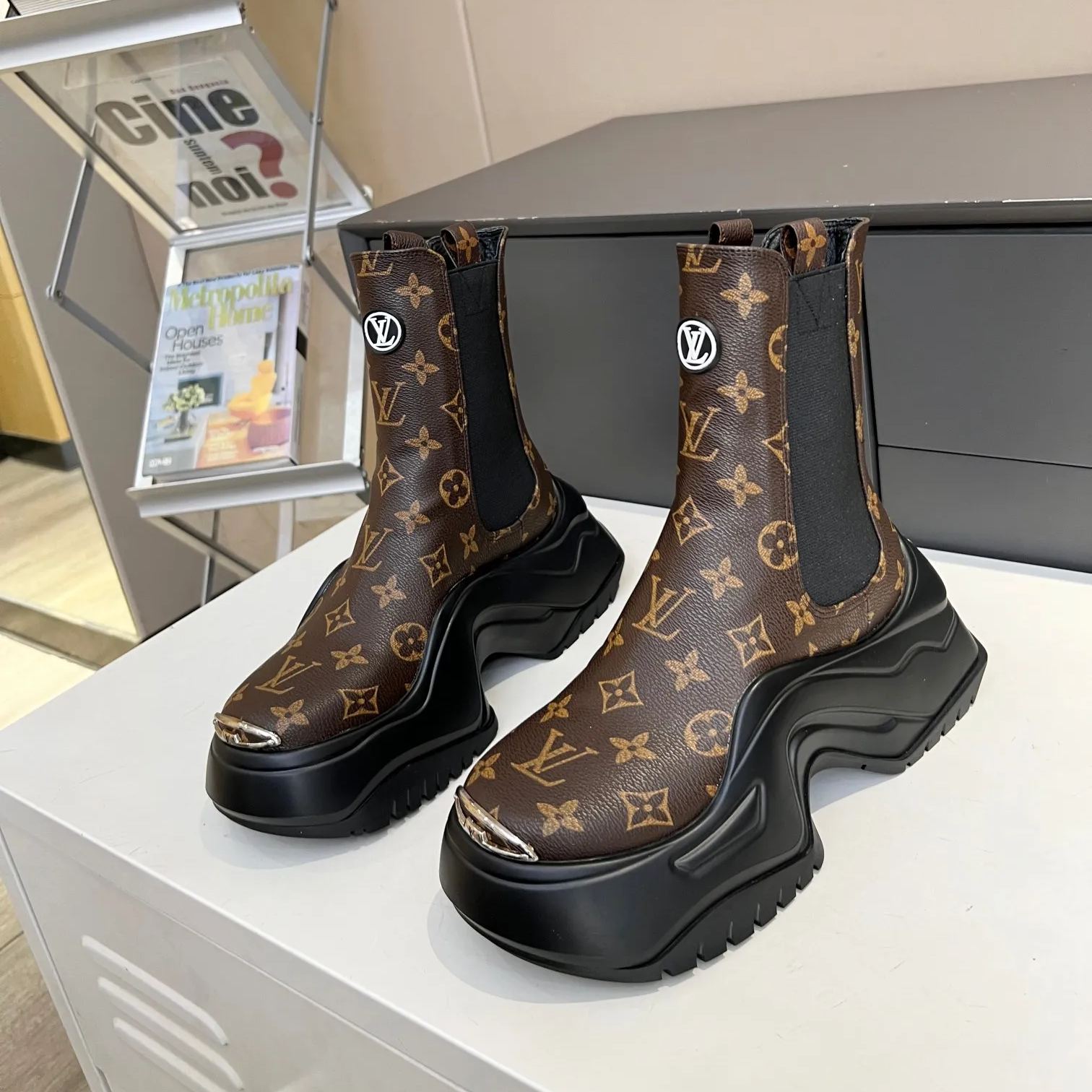 2023 New V Logo fashion catwalk new platform sneakers XC0423080103