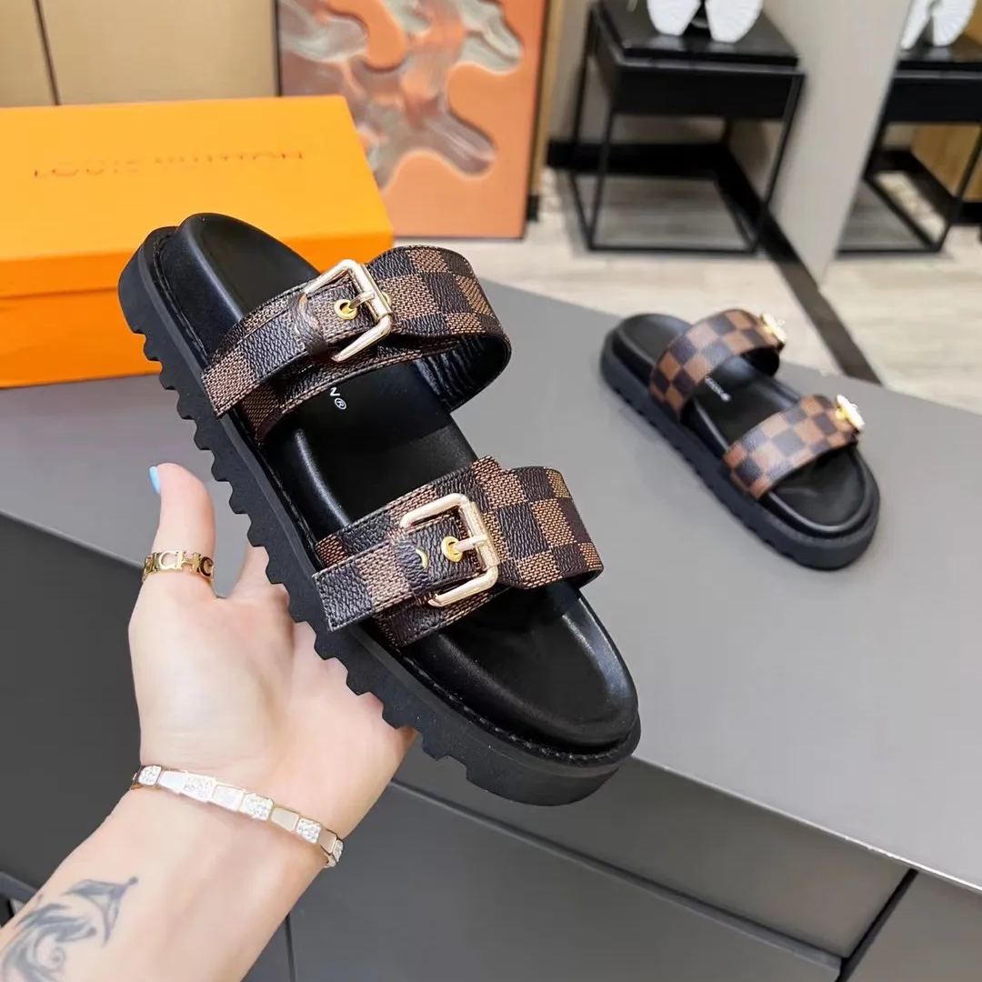 New V logo plaid sandals fashion casual beach flip flops XC04051805