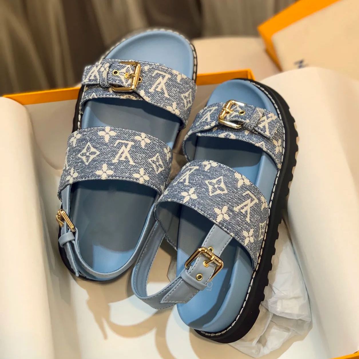 New V logo printed sandals fashion casual beach flip flops XC0404036