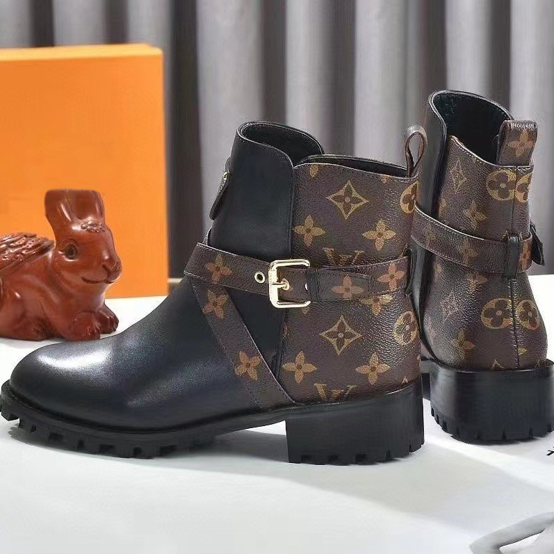 23 New V Logo Belt Buckle Ladies Flat Low Heel Casual Boots PD0423082301