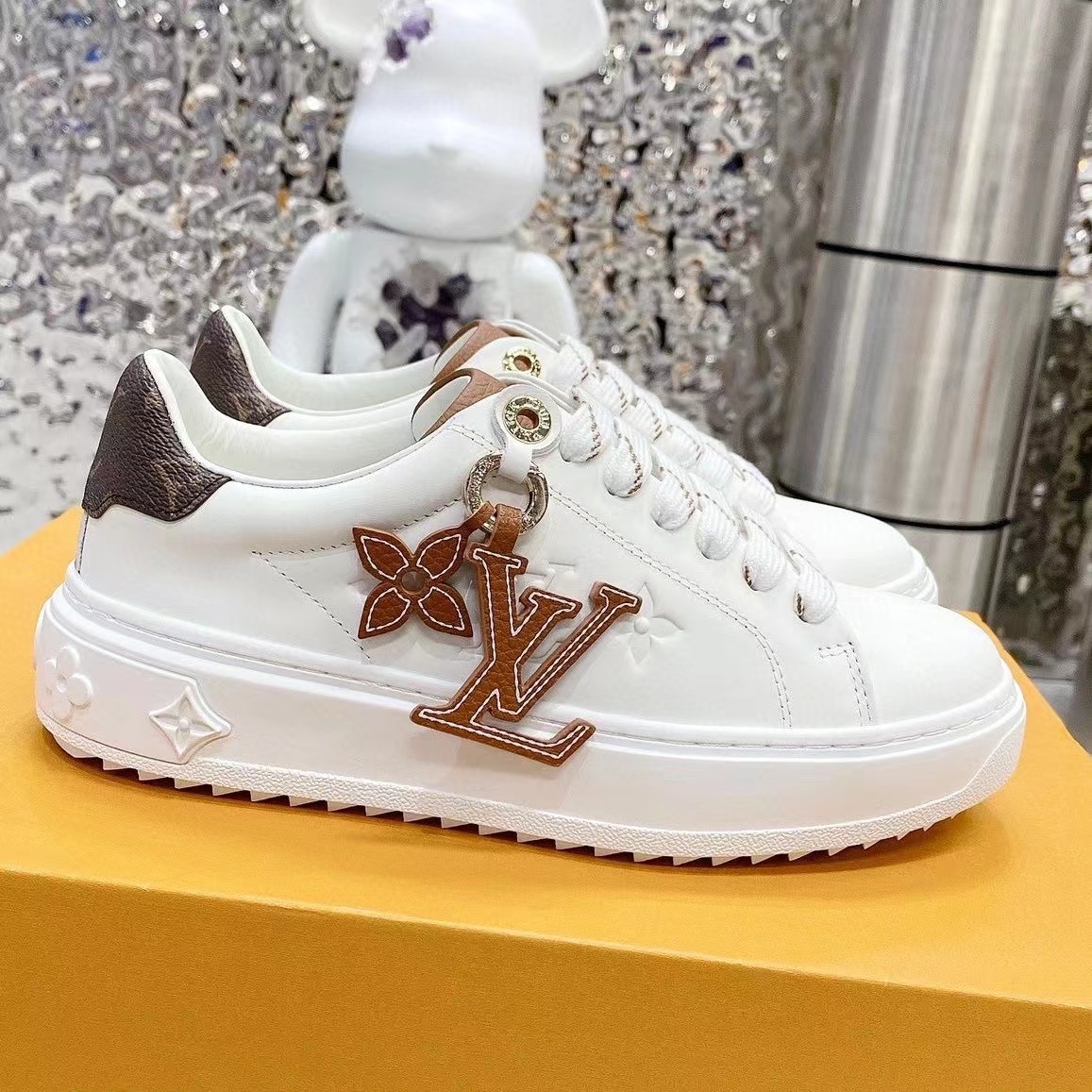 V Logo Pendant Buckle Explosive Fashionable All-Match Casual Shoes