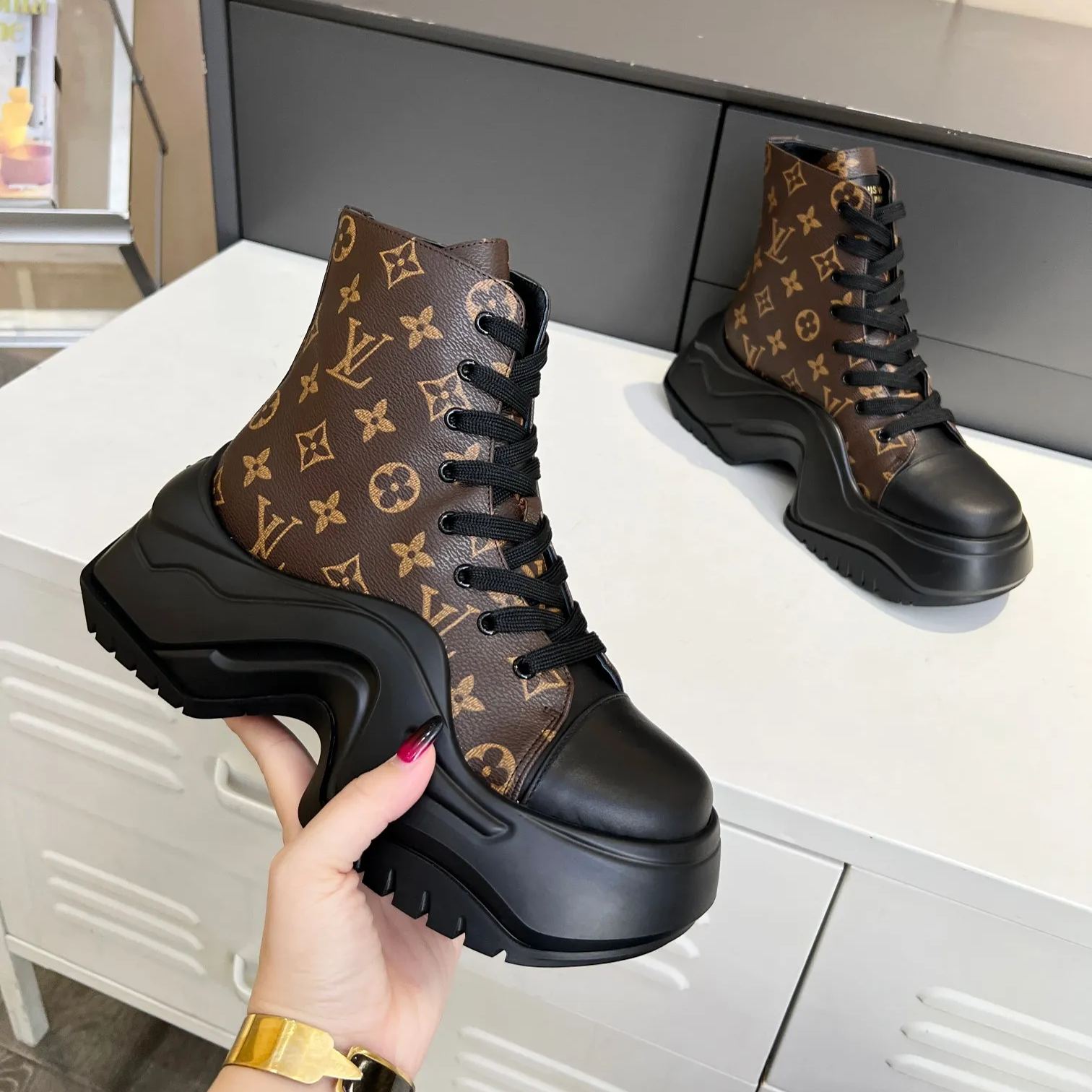 2023 New V Logo fashion catwalk new platform sneakers XC0423080105