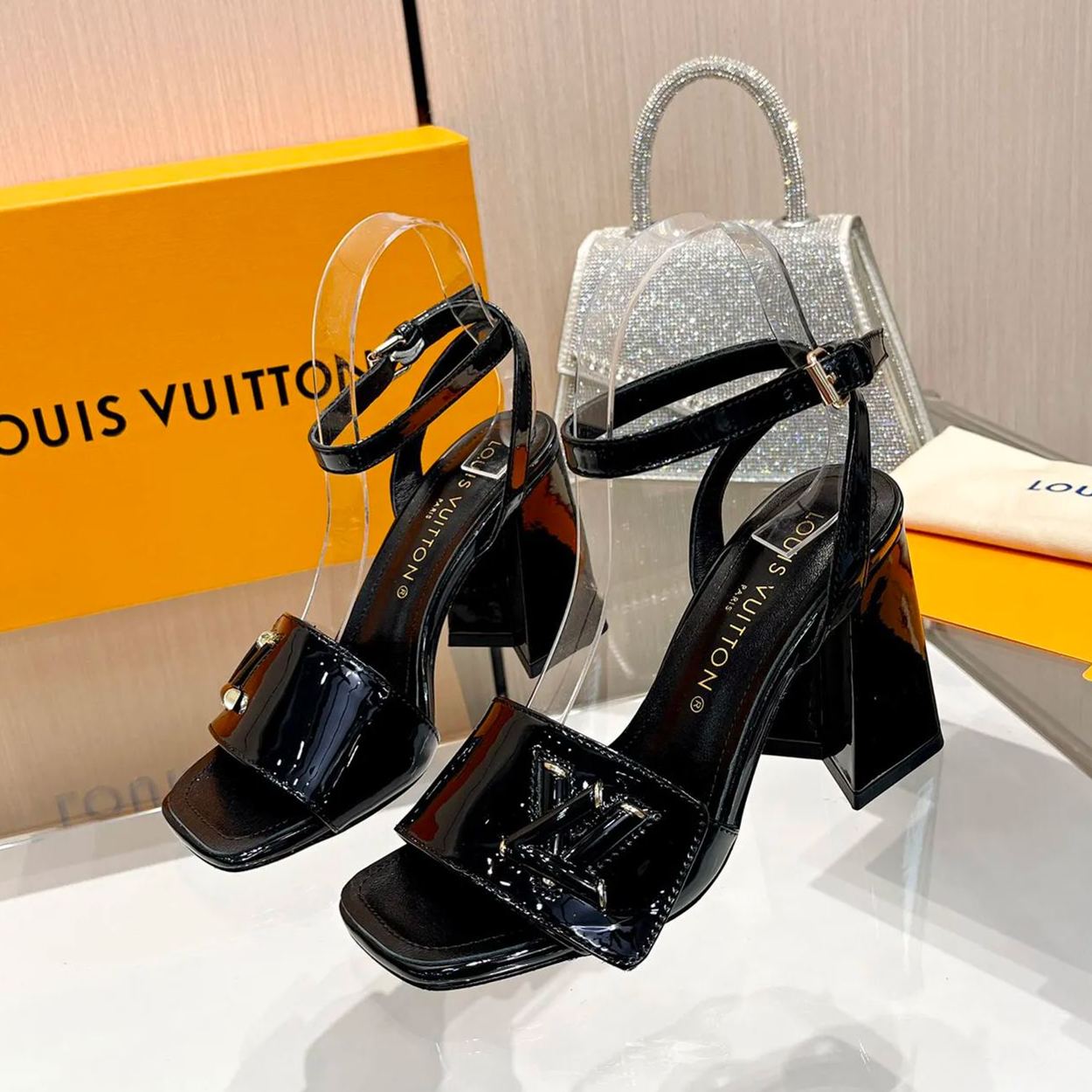 23 The latest big V buckle electroplated two-layer design spring catwalk official website series ladies sandals. XC04032301