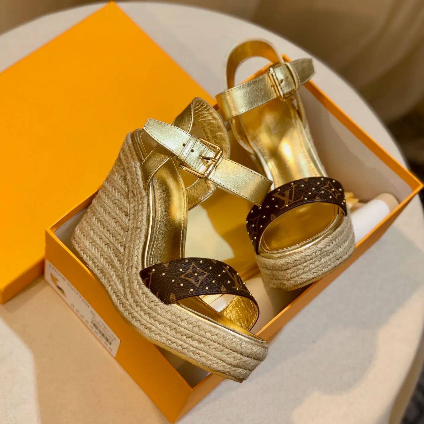 Early spring counters feature the latest top-level hot diamond wedge sandals XC04032901