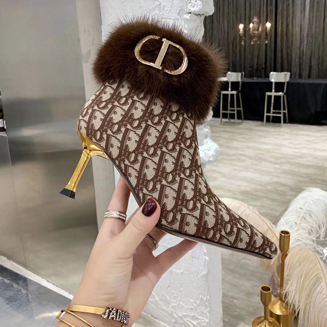 In autumn and winter, the latest Martin boots are thickened with warm fleece, noble and luxurious high heels