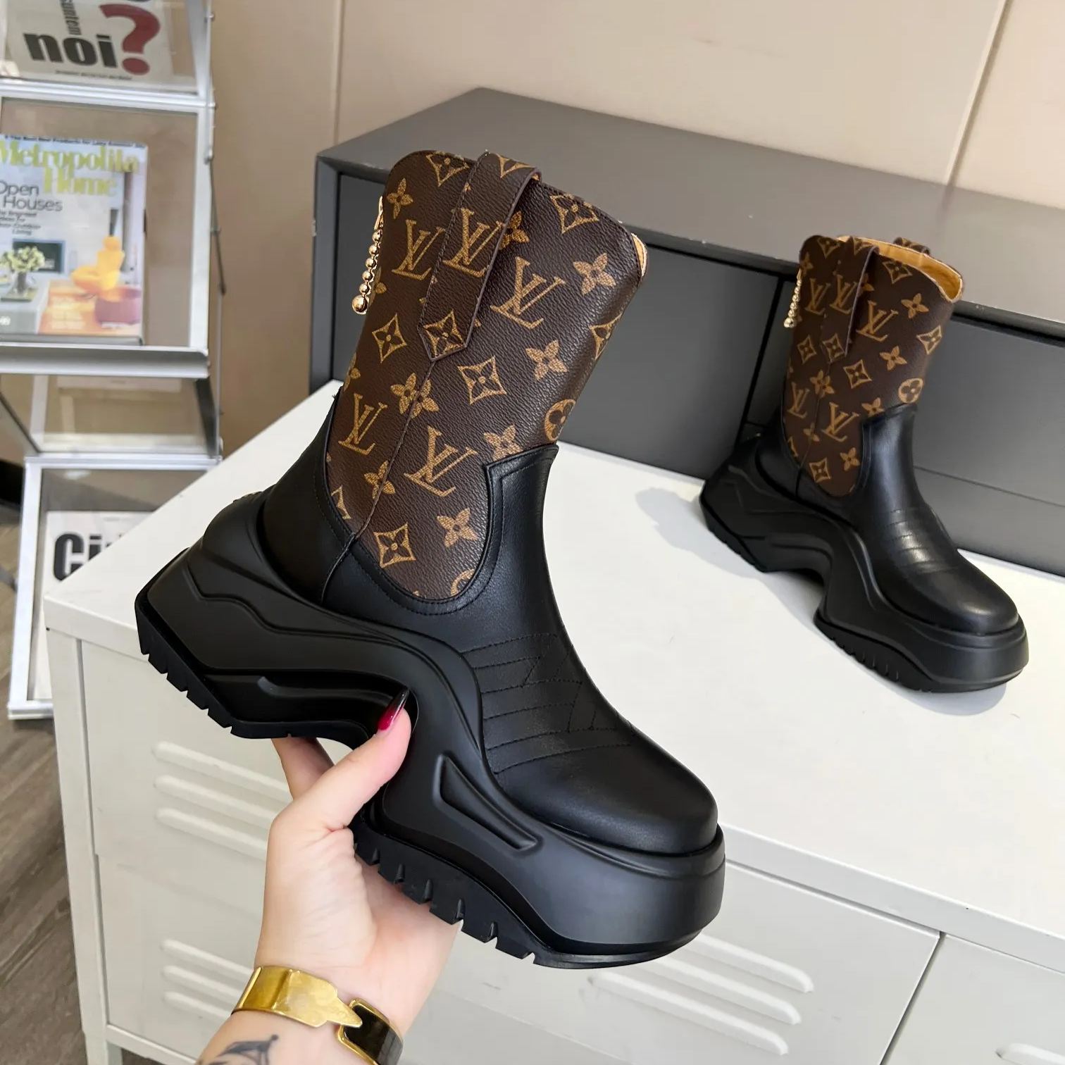 2023 New V Logo fashion catwalk new platform sneakers XC0423080101