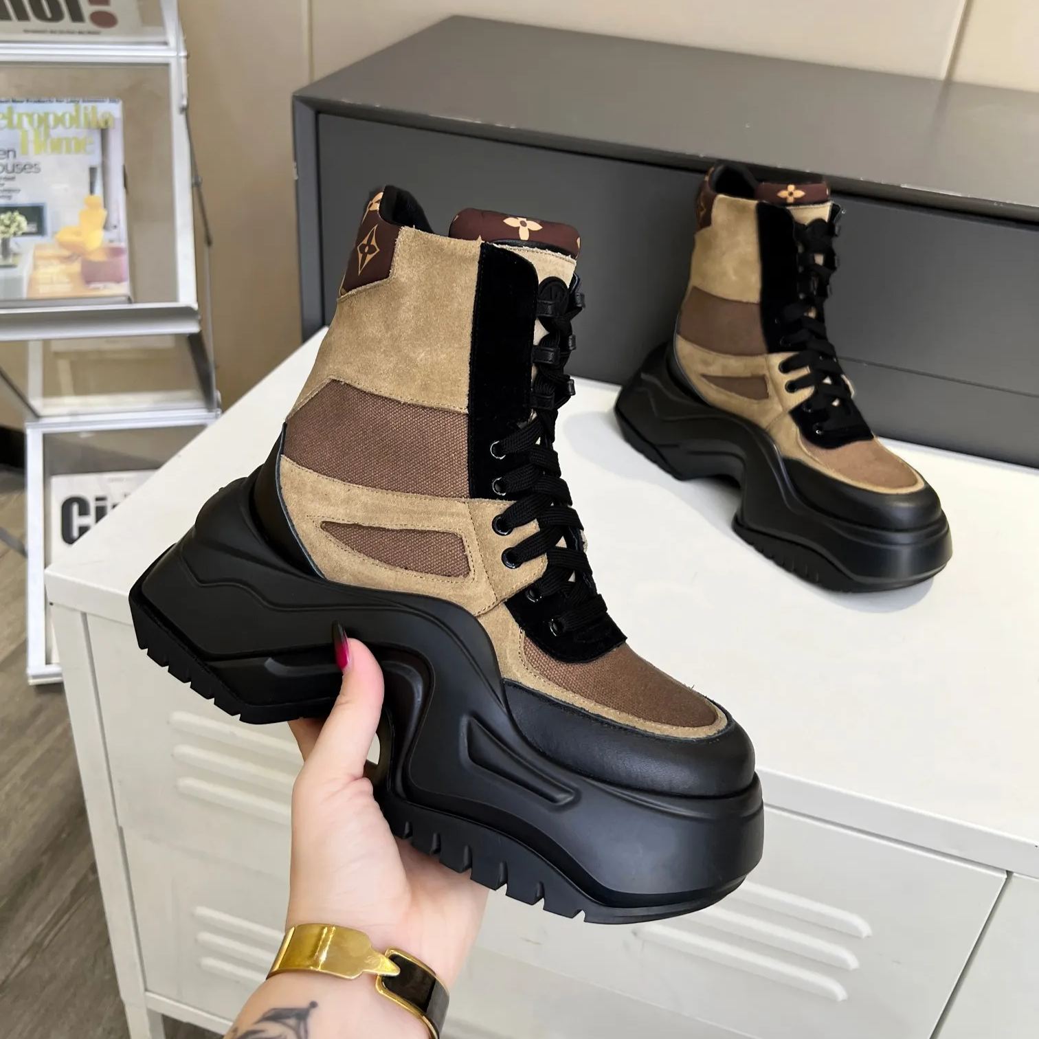 2023 New V Logo fashion catwalk new platform sneakers XC0423080102