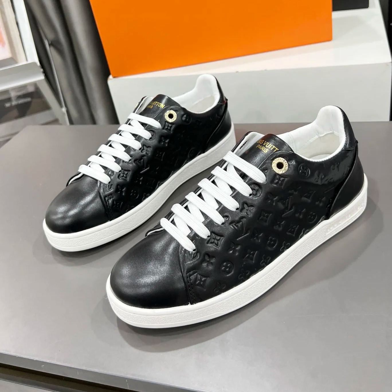 2023 latest classic eyelet engraved logo fashion sneakers XC04052303