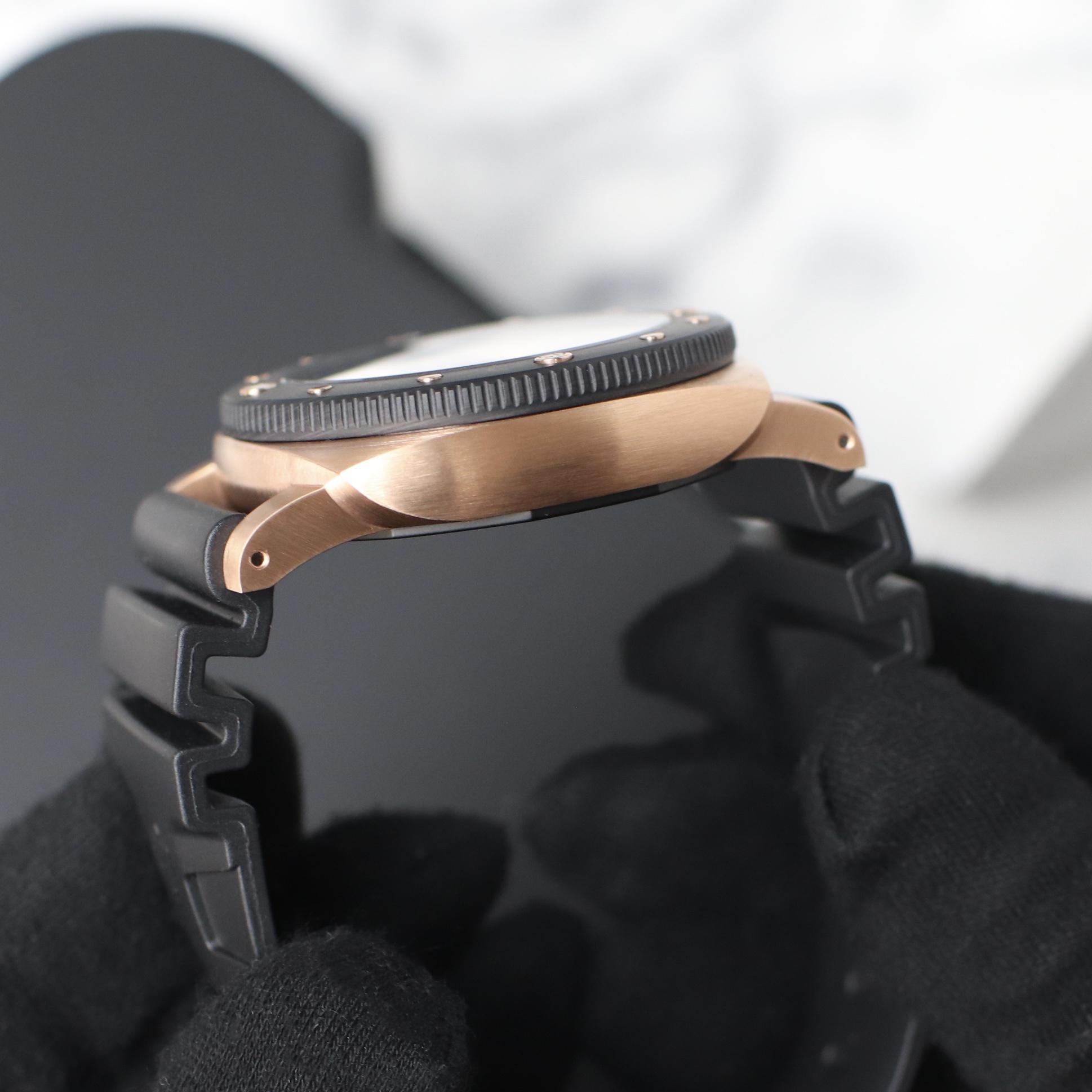 Submersible QuarantaQuattro Goldtech™ OroCarbo 44mm