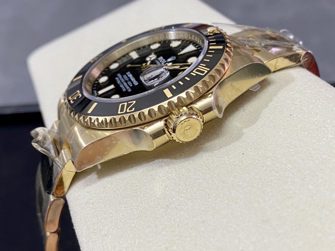 Clean Factory Rolex Submariner Date 116618LN 40mm Full Yellow Gold Black Dial