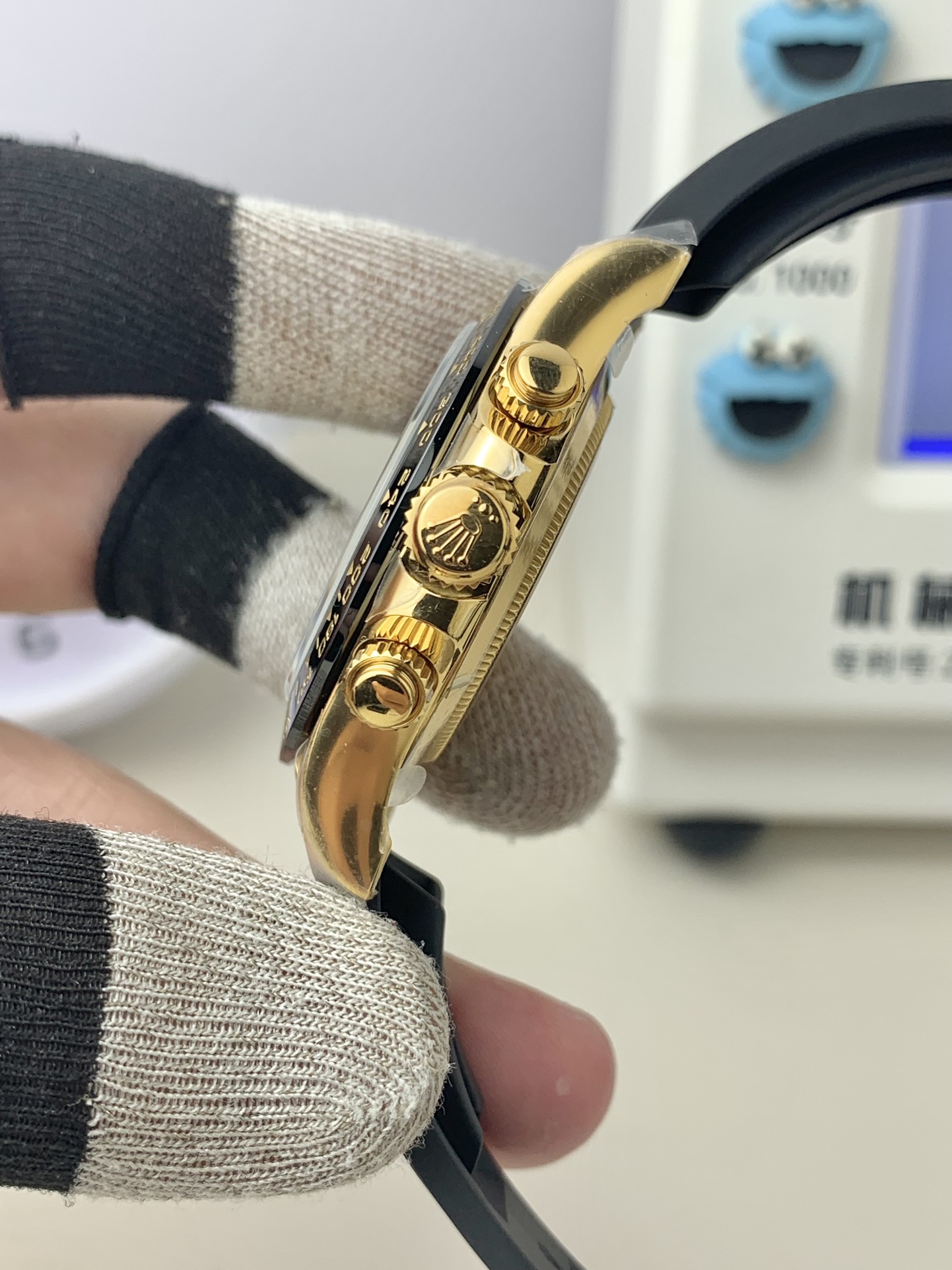 CLEAN Factory Rolex Daytona 116518LN-0048 40MM Yellow Gold, Rubber Strap Black Eye Gold Dial