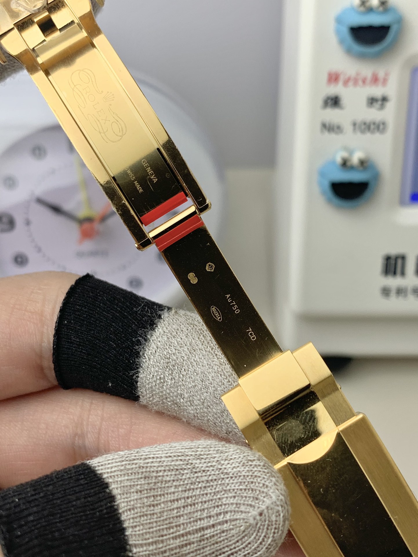 CLEAN Factory Rolex Daytona 116518LN-0048 40MM Yellow Gold, Rubber Strap Black Eye Gold Dial