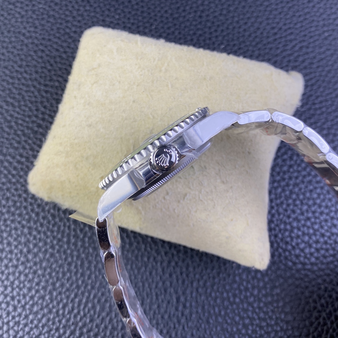 Clean Factory Rolex Hulk Submeriner Date 116610LV 40mm Full 904L Green Dial