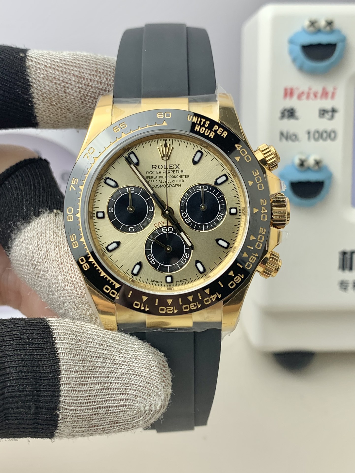 CLEAN Factory Rolex Daytona 116518LN-0048 40MM Yellow Gold, Rubber Strap Black Eye Gold Dial