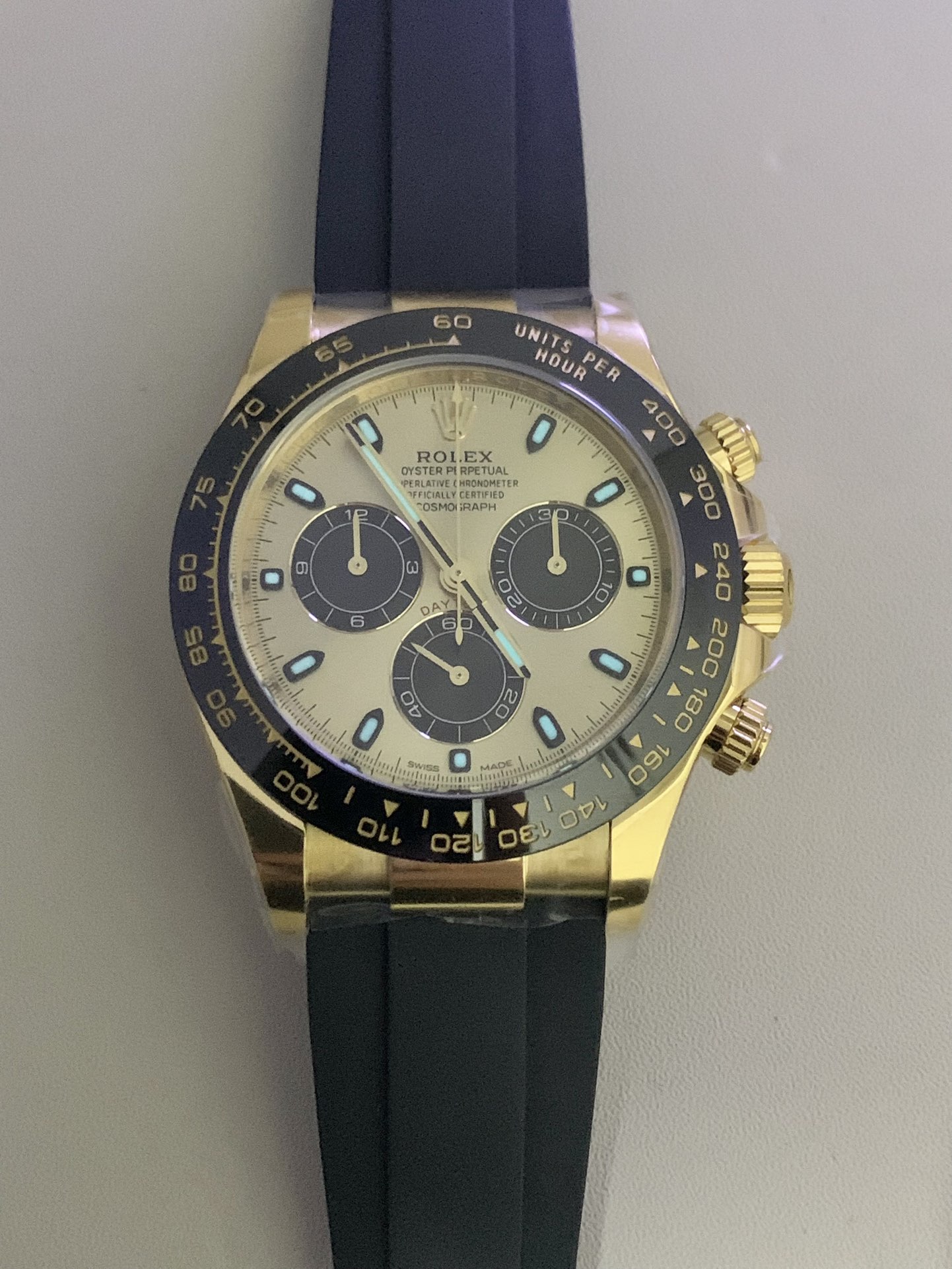 CLEAN Factory Rolex Daytona 116518LN-0048 40MM Yellow Gold, Rubber Strap Black Eye Gold Dial