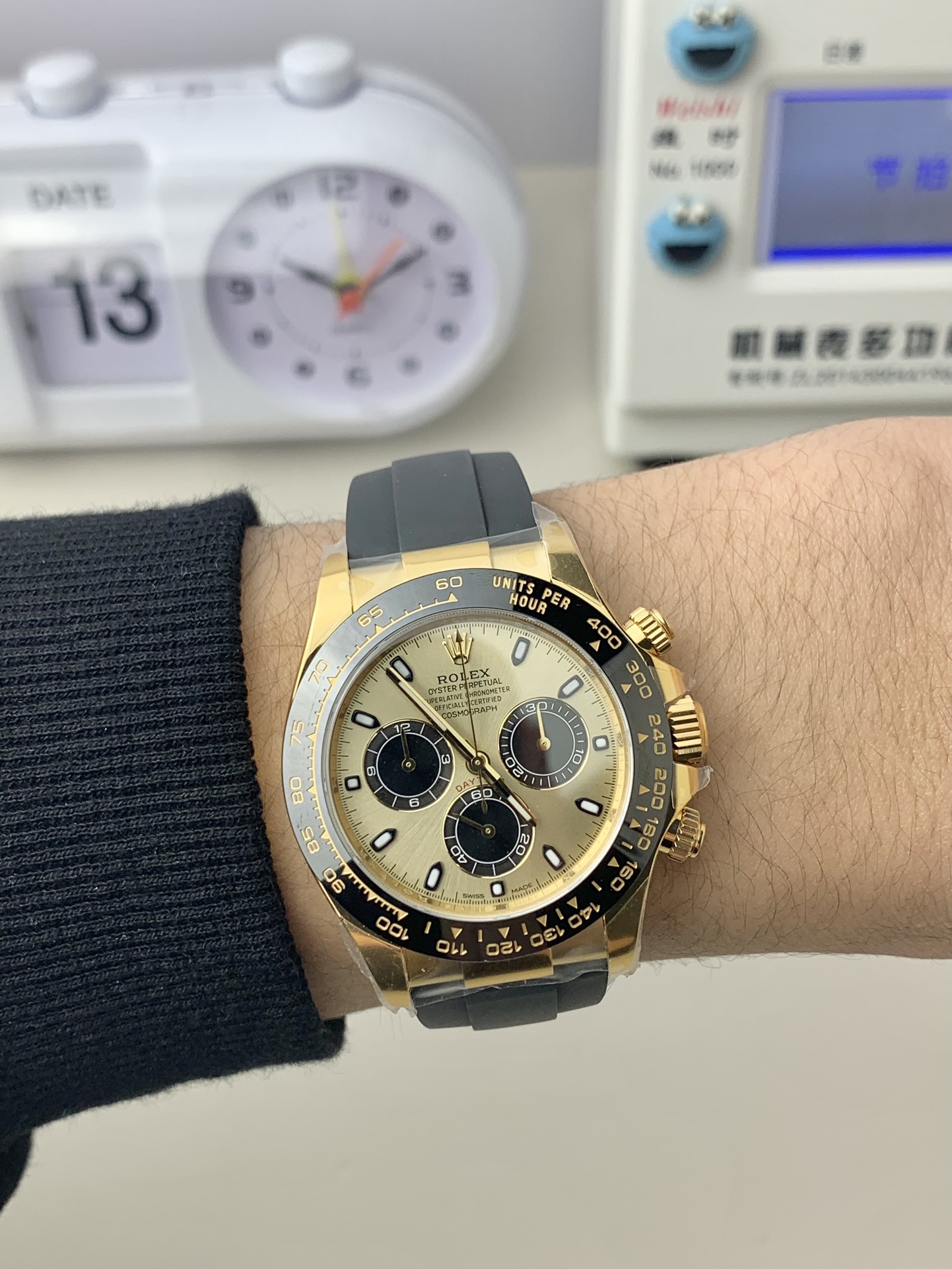CLEAN Factory Rolex Daytona 116518LN-0048 40MM Yellow Gold, Rubber Strap Black Eye Gold Dial