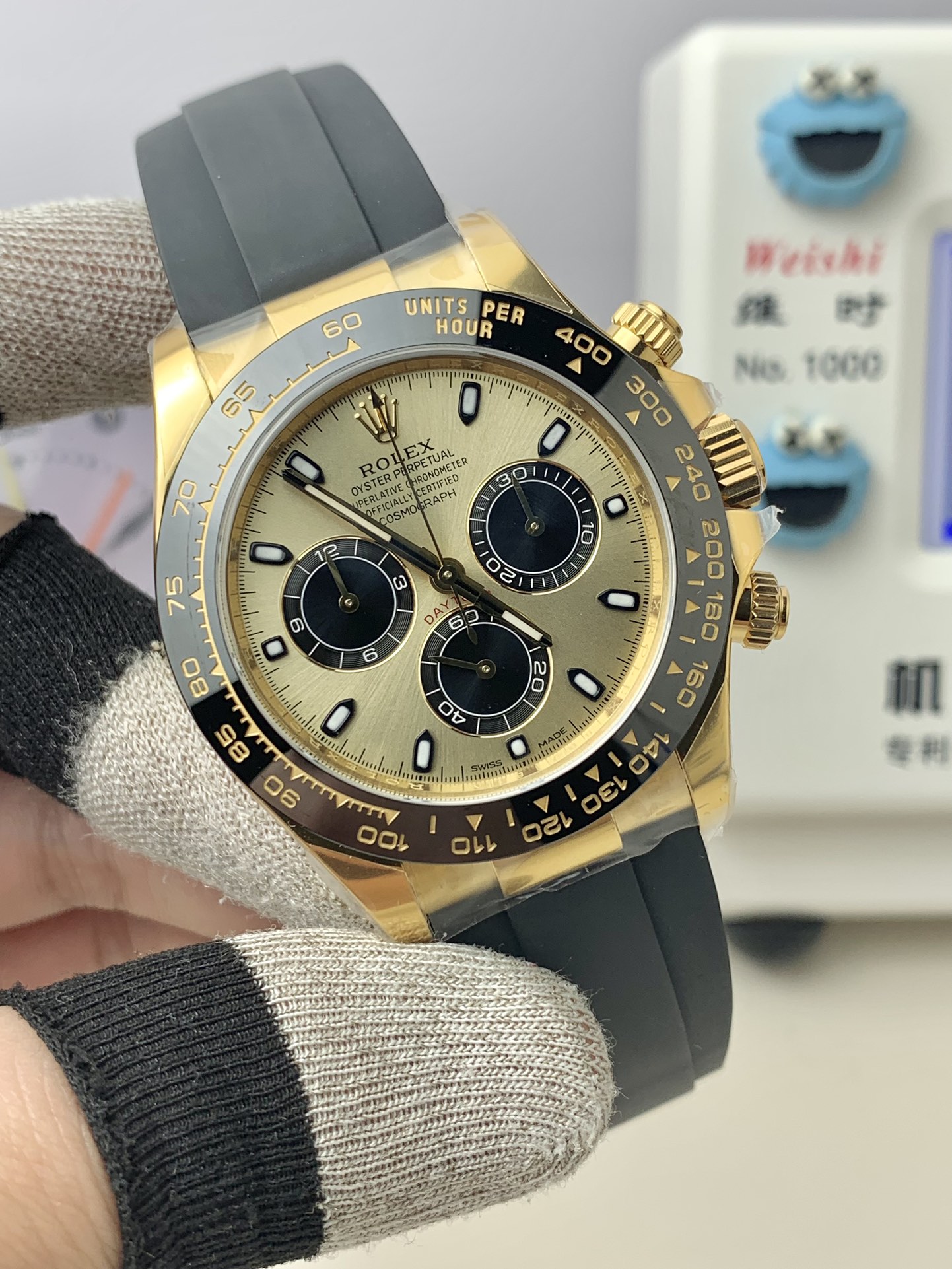 CLEAN Factory Rolex Daytona 116518LN-0048 40MM Yellow Gold, Rubber Strap Black Eye Gold Dial