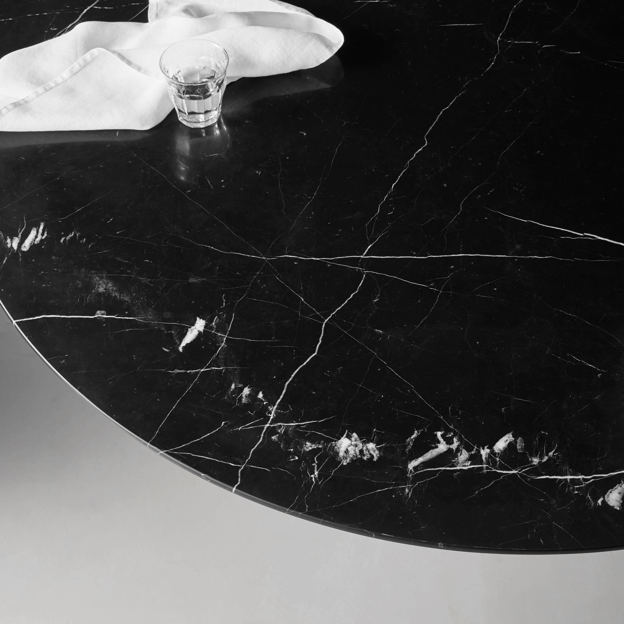 Tulip Round Pedestal Dining Table (42