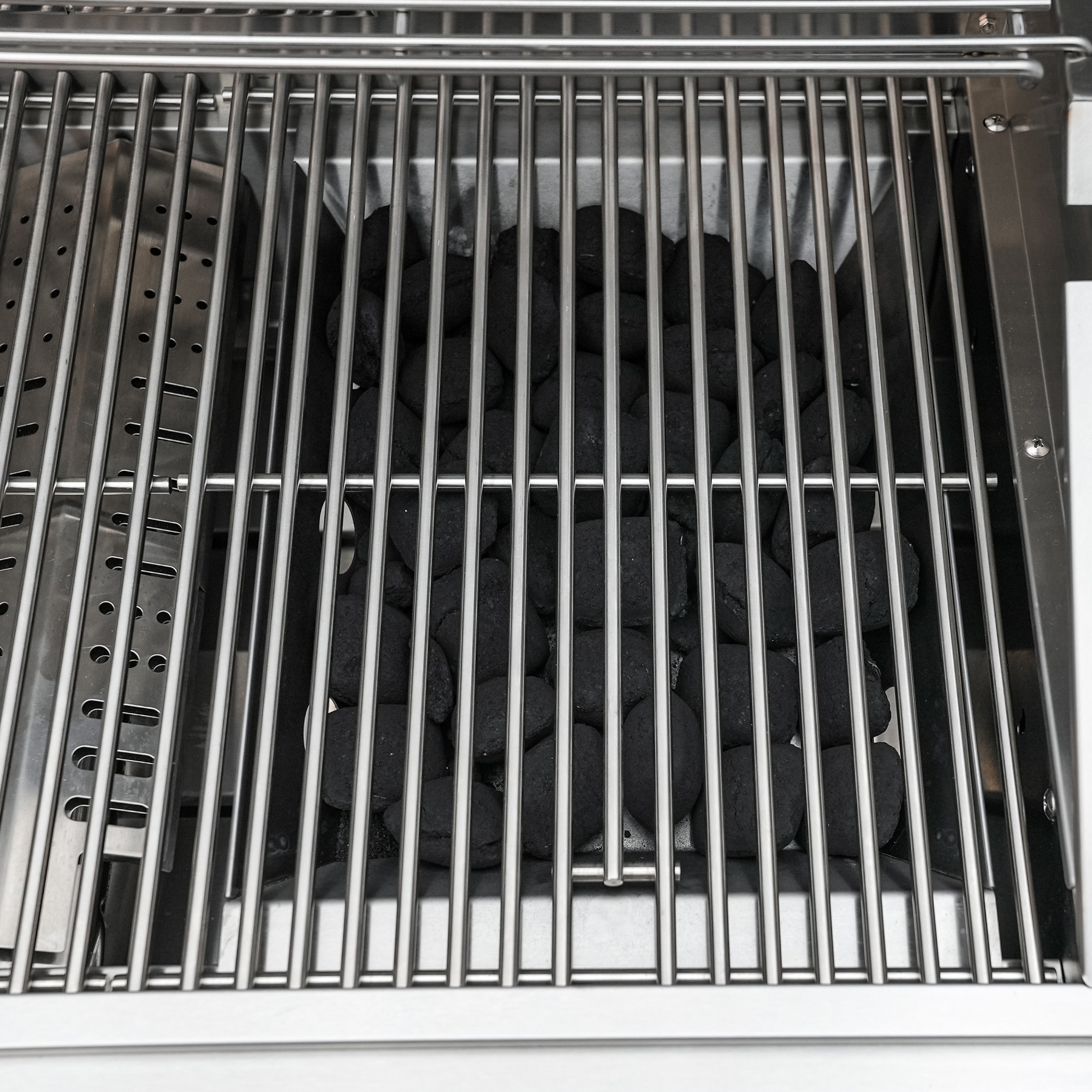 Mont Alpi 805 Deluxe Island with Beverage Center & Fridge