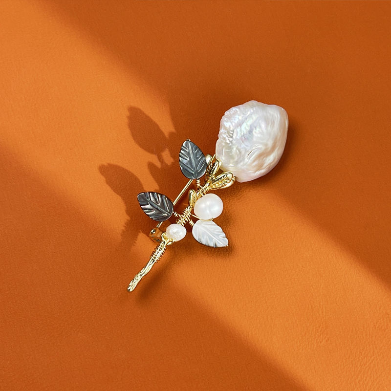 Brooch jewelry, no box, J15 22