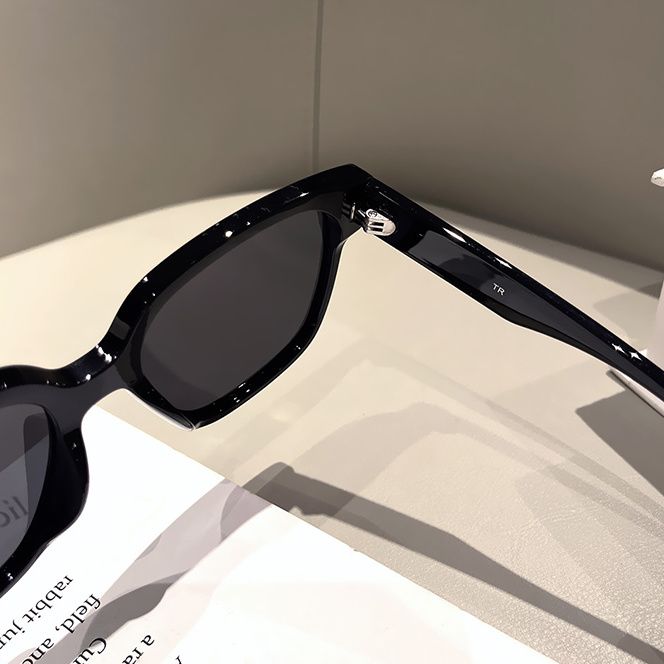 Sunglasses with the Box, S23 18 19
