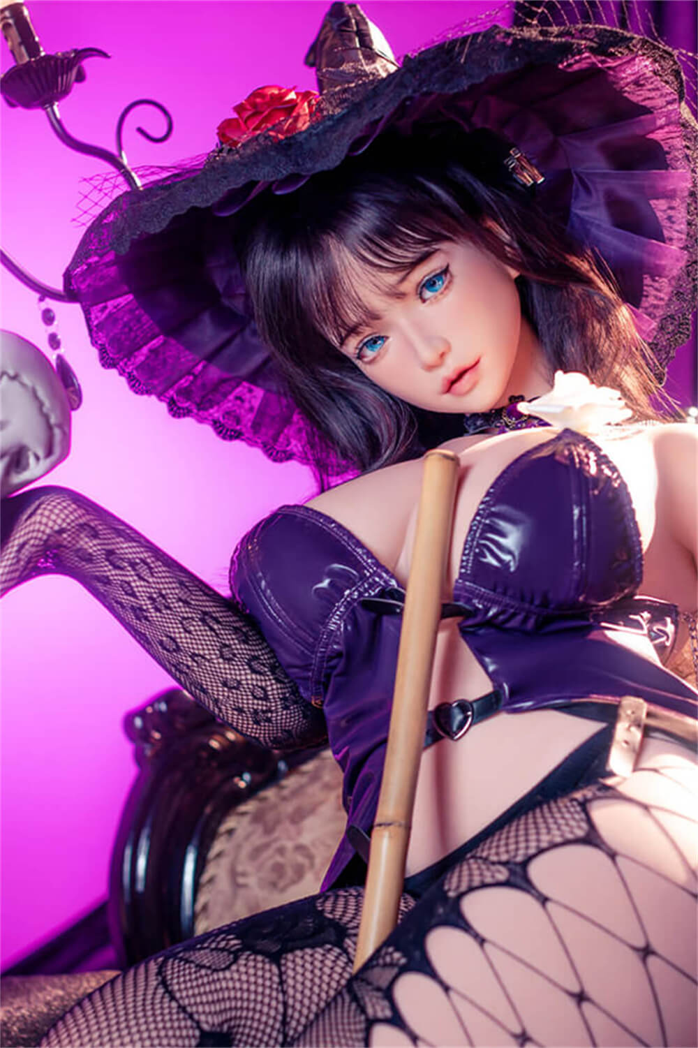 彼之良2025年6月のメインバナー。柔らかな光に包まれたラブドールが登場し、美しさとリアルな質感が融合。ブランドの高級カスタムアダルト商品の魅力を際立たせる一枚。