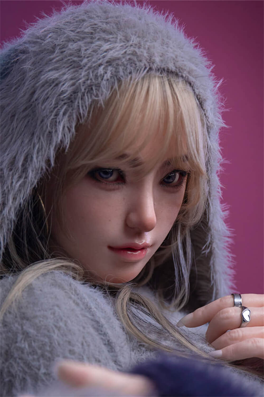 XdollCity 2025年6月のバナー。金髪のセクシーなラブドールが挑発的なポーズで魅せる、官能と美の極致を描いた一枚