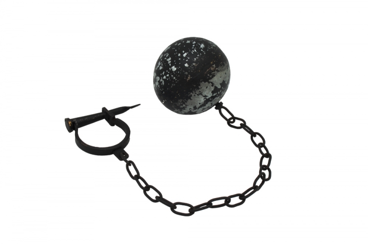 足枷は、パートナーを束縛する道具として使われ、特にBDSMや支配・従順の関係において重要な役割を果たします。足枷の目的は、身体的な束縛を通じて支配感、依存感、または快感を高めることです。使用は完全に相互の同意と信頼に基づくべきであり、パートナーが楽しむことが前提です。