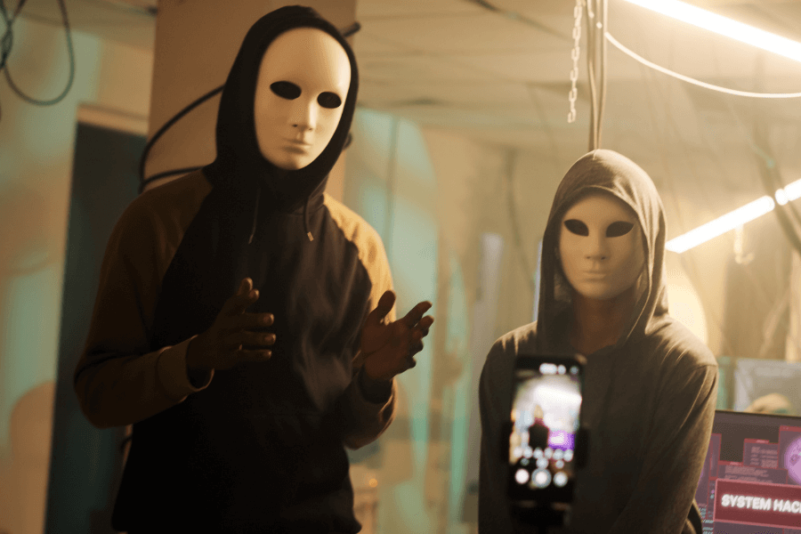 アイデンティティ泥棒とは、他人の個性や価値観を盗み、恋愛関係においてその人を支配する行為を指します。自己表現を奪われ、相手の意見や感情に完全に依存する状態に陥ることがあります。