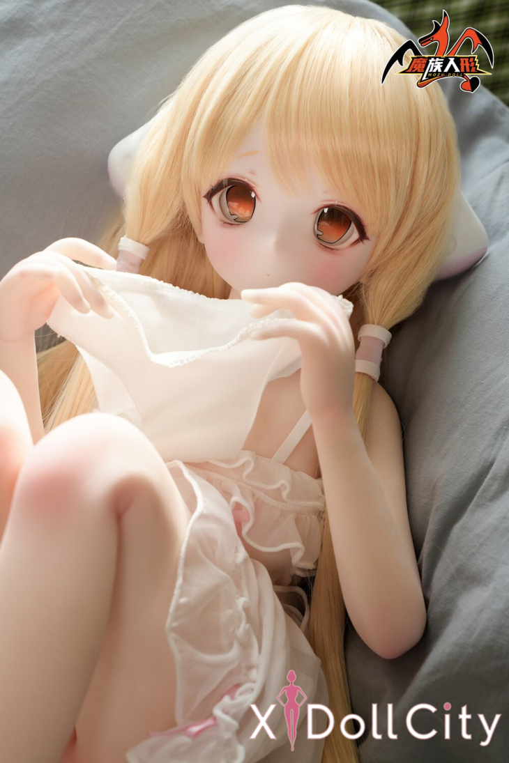 金髪ツインテのアニメ顔美少女ラブドール